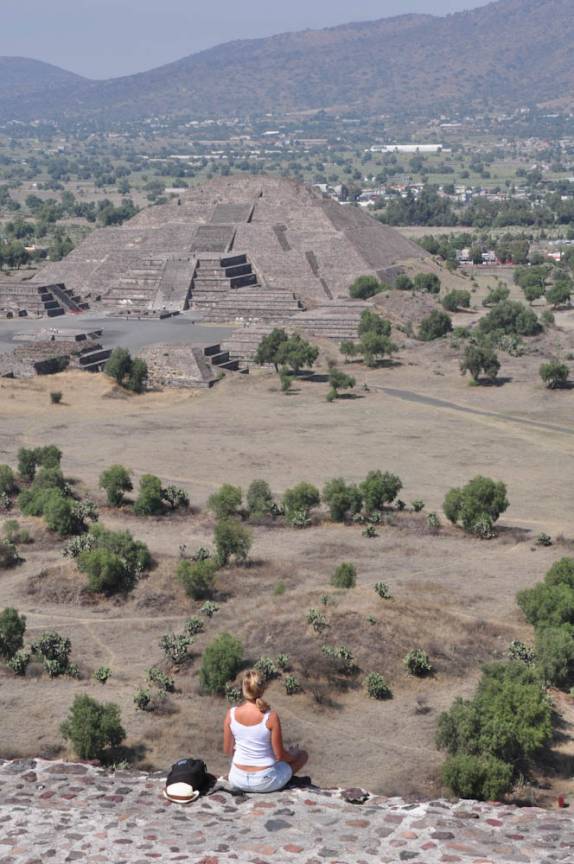 Do alto da Pirâmide do Sol, admirando a Pirâmide da Lua, em Teotihuacán, ao norte da Cidade do México